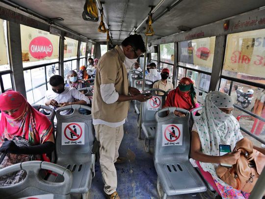 الركاب في حافلة المدينة في أحمد آباد ، الهند