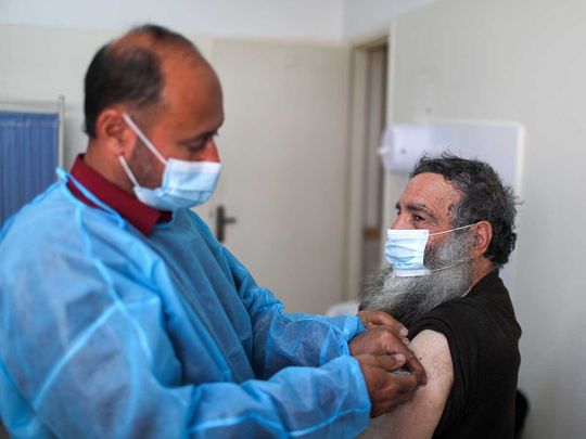 لقاح كوفيد للعاملين الصحيين في فلسطين