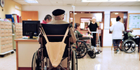 مرضى كوفيد في نهاية حياتهم: سيتم تعميم الزيارات قريبًا في دور رعاية المسنين