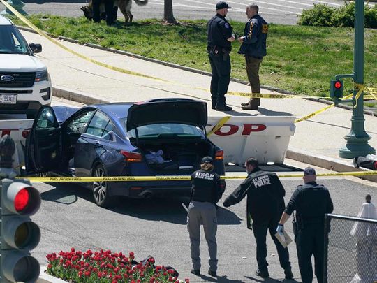 ضباط شرطة الكابيتول يقفون بالقرب من سيارة اصطدمت بحاجز في الكابيتول هيل في واشنطن ، الجمعة ، 2 أبريل 2021