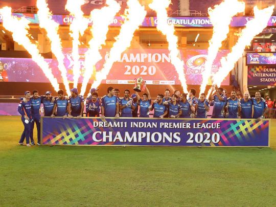 فريق الهنود في مومباي يحتفل بكأس الدوري الهندي الممتاز (IPL) 2020